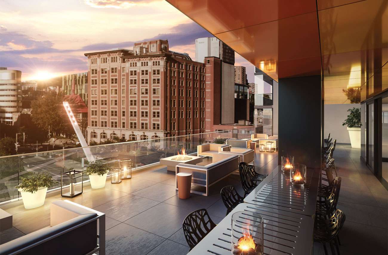 Balcon-terrasse étage condo-luxueux centre-ville Montréal vue sur quatier-des-spectacles